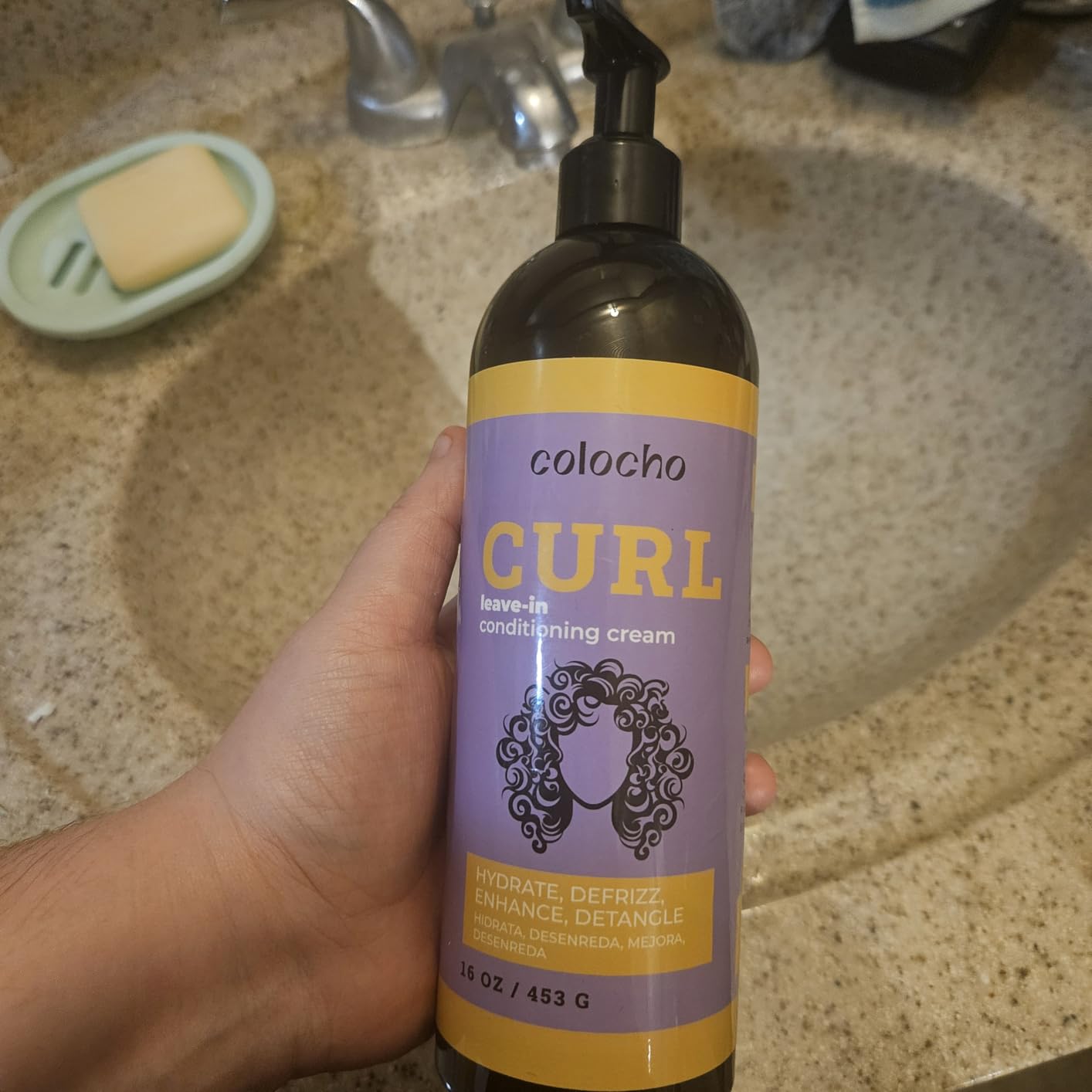 Estilista aplicando crema Colocho